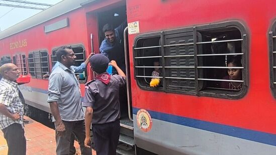 భారతీయ రైల్వే వందే భారత్ స్లీపర్ రైళ్లను ప్రారంభించనుంది. ఈ ప్రాజెక్టు మొదటి దశలో 9 వందేభారత్ స్లీపర్ రైళ్లు ప్రవేశపెడుతుంది. ఇందులో రెండు రైళ్లను తెలుగు రాష్ట్రాలకు కేటాయించనుంది. ఈ రెండు వందే భారత్ స్లీపర్ రైళ్లు ఏపీ, తెలంగాణలో వరంగల్ మీదుగా ప్రయాణించనున్నాయి. 