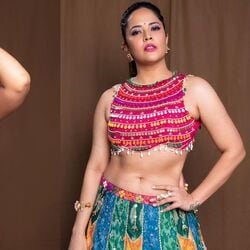 <p>అంతేకాకుండా, అల్ట్రా గ్లామర్ లుక్‌లో దర్శనం ఇచ్చిన అనసూయ భరద్వాజ్ నాభి,నడుము అందాలూ చూపిస్తూ సోషల్ మీడియాలో సెగలు రేపింది. దీంతో అనసూయ గ్లామర్ పిక్స్ వైరల్ అవుతుంది. అనసూయ అందంతోపాటు డ్రెస్‌పై కాంప్లిమెంట్స్ ఇస్తున్నారు నెటిజన్స్.<br> </p>