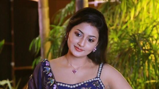 వ‌రుడు కావాలి అంటూ సోష‌ల్ మీడియాలో దేబ్జానీతో ఓ ఫొటో పెట్టించింది శ్రీముఖి. ఆ ఫొటోకు వ‌చ్చిన కామెంట్స్‌ను చ‌దివి వినిపించింది.  