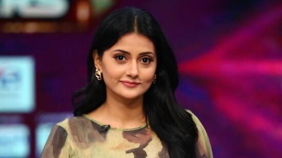ఆ విష‌యంలో త‌మ మ‌ధ్య మ‌న‌స్ఫ‌ర్థ‌లు రావ‌డంతో బ్రేక‌ప్ చెప్పుకున్నామ‌ని అన్న‌ది. అత‌డు ఇండ‌స్ట్రీకి చెందిన వాడేనా అని శ్రీముఖి అడిగిన ప్ర‌శ్న‌కు మాత్రం దేబ్జానీ సిగ్గుప‌డింది. 