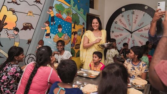 <p>యాంకర్, నటి అనసూయ భరద్వాజ్ గురువారం (మే 15) తన 40వ పుట్టిన రోజు జరుపుకుంది. అయితే ఈసారి ఆమె ఓ అనాథాశ్రమంలో అక్కడి పిల్లలతో ఈ వేడుకలు జరుపుకోవడం విశేషం.</p>