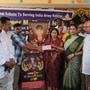 చెక్కును అందజేస్తున్న వైసీపీ నేతలు
