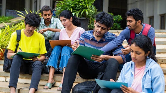 త్వరలోనే 20 వేలకు పైగా పోస్టులతో ఉద్యోగ ప్రకటనలు వెలువడే అవకాశాలున్నట్లు తెలుస్తోంది. రాష్ట్రంలో ప్రభుత్వ ఉద్యోగాల భర్తీకి ఏటా క్యాలెండర్‌ ప్రకటించాలని ప్రభుత్వం నిర్ణయించింది. ఈ మేరకు 2024-25 ఏడాదికి ఉద్యోగ క్యాలెండర్‌ జారీ చేసింది. దాని ప్రకారం.. ఉద్యోగ ప్రకటనలు జారీ చేసేందుకు ప్రభుత్వ విభాగాలు ఖాళీలను గుర్తించి.. టీజీపీఎస్సీ, ఇతర నియామక సంస్థలకు ప్రతిపాదనలు పంపించాయి. 