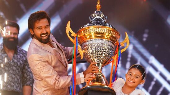 విన్న‌ర్ బినితా ఛెత్రికి మెగా హీరో సాయిధ‌ర‌మ్ తేజ్ ట్రోఫీని అంద‌జేశాడు. 