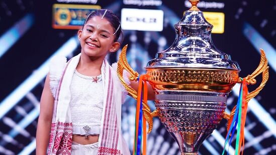 డ్యాన్స్ ఐకాన్ సీజ‌న్ 2  గ్రాండ్ ఫినాలే మే 16న హోరాహోరీగా సాగింది. . ఈ ఫినాలేలో  బినితా ఛెత్రి విజేత‌గా నిలిచింది.