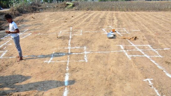 మరోవైపు ఇందిరమ్మ ఇంటి నిర్మాణంలో పాటించాల్సిన మార్గదర్శకాలను కూడా ప్రభుత్వం స్పష్టం చేసింది.ఇందిరమ్మ ఇళ్లను కచ్చితంగా 400-600 చదరపు అడుగుల మధ్యలోనే నిర్మించుకోవాలని సూచించింది. నిర్ణయించిన చదరపు అడుగులు దాటితే… బిల్లులు రావని స్పష్టం చేసింది. 