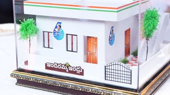 ఇందిరమ్మ ఇళ్ల స్కీమ్ కు సంబంధించి ఫిర్యాదుల స్వీకరణ కోసం రాష్ట్ర గృహ నిర్మాణశాఖ http://indirammaindlu.telangana.gov.in వెబ్ సైట్ ను అందుబాటులోకి తీసుకువచ్చింది. దీని ద్వారా ఫిర్యాదు చేయవచ్చు. 040-29390057 హెల్ప్ లైన్ నెంబర్ కు కాల్ చేసి కూడా పలు సేవలు పొందే వీలు ఉంటుంది.