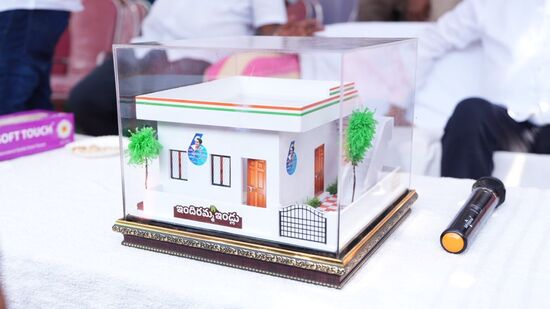 తెలంగాణలో ఇందిరమ్మ ఇళ్ల స్కీమ్ పనులు కొనసాగుతున్నాయి. . మొదటి విడతలో రాష్ట్రవ్యాప్తంగా మండలానికి ఒక్కో గ్రామం చొప్పున 562 గ్రామాల్లో 70,122 ఇళ్లు మంజూరు చేశారు. ఇందులో 47 వేల మందికిపైగా లబ్ధిదారులకు అనుమతులకు సంబంధించిన ప్రొసీడింగ్స్‌ అందించారు. 