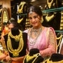 బెంగళూరులోని ఓ జ్యువెలరీ స్టోర్​లో నటి అనుష..
