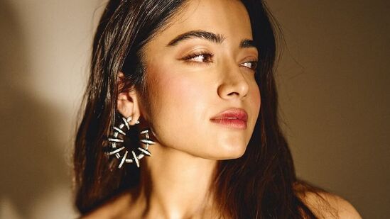 <p>నేషనల్ క్రష్ రష్మిక మంధాన సోషల్ మీడియాలో మరోసారి రచ్చ లేపింది. హాట్ ఫొటోలు పోస్టు చేసింది. </p>