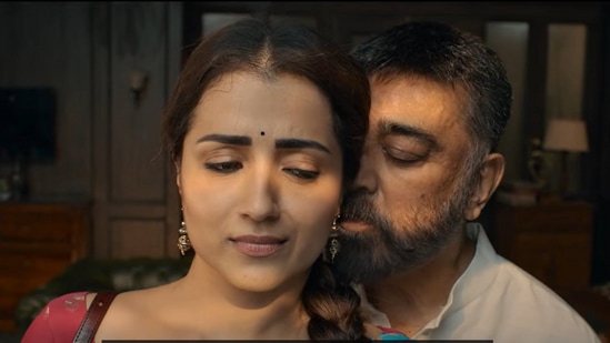 <p>థగ్ లైఫ్ ట్రైలర్‌లో హీరోయిన్ అభిరామితో కమల్ హాసన్ లిప్ లాక్ ఇవ్వడం ఆశ్చర్యపరిచింది. అభిరామి, కమల్ హాసన్ భార్యాభర్తలుగా నటించినట్లు తెలుస్తోంది.  ‌అలాగే, త్రిషతో కూడా కమల్ హాసన్ రొమాన్స్ చేసే సన్నివేశాలు ట్రైలర్‌లో ఆకట్టుకున్నాయి. దీంతో ఈ ముగ్గురి మధ్య ఉన్న రిలేషన్ ఏంటనేది ఇంట్రెస్టింగ్‌గా మారింది. </p>