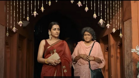 కథలోని ప్రాథమిక సంఘర్షణను ట్రైలర్‌లో స్పష్టంగా వివరించారు. కొడుకు, తండ్రి మధ్య జరిగే యుద్ధంగా థగ్ లైఫ్ సినిమా ఉన్నట్లు తెలుస్తోంది. ఇక ఇందులో త్రిష చాలా బ్యూటిఫుల్‌గా కనిపించింది. రెడ్ సారీలో స్లీవ్‌లెస్ బ్లౌజ్‌లో ఇలా అందంగా దర్శనం ఇచ్చింది త్రిష. 
