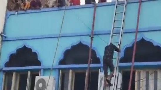  పాతబస్తీ చార్మినార్ సమీపంలోని గుల్జార్ హౌస్ లో జరిగిన అగ్ని ప్రమాదంలో 17 మంది అభాగ్యులు మృత్యువాత పడడం పట్ల బీఆర్ఎస్ అధినేత కేసీఆర్ తీవ్ర దిగ్భ్రాంతి వ్యక్తం చేశారు. తీవ్ర సంతాపం ప్రకటించారు.  అగ్నిప్రమాదంలో గాయపడిన వారికి  మెరుగైన వైద్య చికిత్స అందించి కాపాడాలని, మరణించిన వారి కుటుంబాలకు ఆర్థికసాయం చేసి అండగా నిలవాలని రాష్ట్ర ప్రభుత్వానికి కేసీఆర్ సూచించారు.