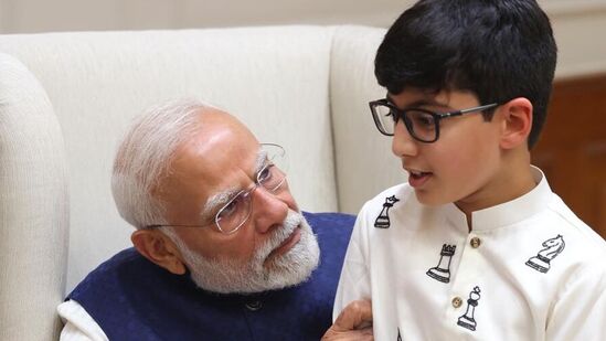 మంత్రి లోకేశ్‌ కుమారుడు దేవాన్ష్ ను తనపై కూర్చొపెట్టుకుని సంభాషించిన ప్రధాని మోదీ. 
