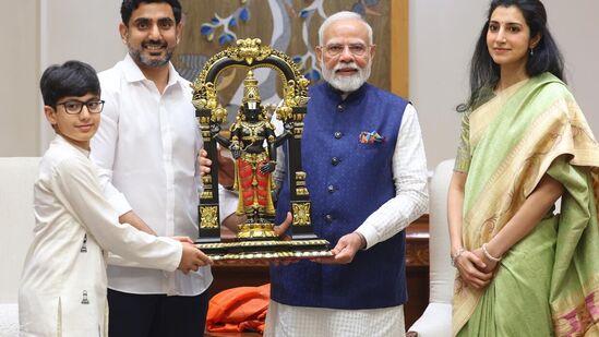 ప్రధాని మోదీతో భేటీ ఖరారైన నేపథ్యంలో… కుటుంబంతో కలిసి లోకేశ్ ఢిల్లీకి వెళ్లారు. శనివారం సాయంత్రం కుటుంబసభ్యులతో కలిసి ప్రత్యేకంగా భేటీ అయ్యారు. ఈ సందర్భంగా వెంకటేశ్వరుడి ప్రతిమను అందజేశారు.