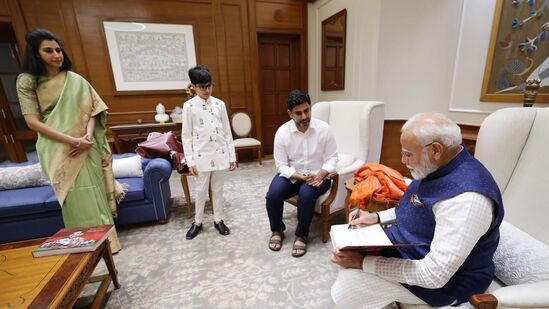 ప్రధాని మోదీ మొదటి ప్రతిని అందుకున్నారు. యువగళం విశేషాలతో రూపొందించిన పుస్తకంపై సంతకం చేసి లోకేష్‌కు మరపురాని జ్ఞాపకంగా అందించారు.