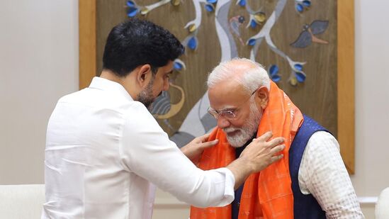 ప్రధాని మోదీకి శాలువా కప్పుతున్న మంత్రి నారా లోకేశ్