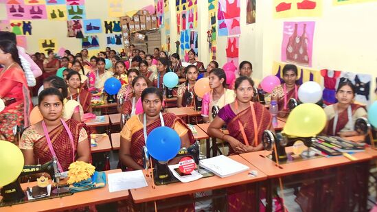 ముఖ్యమంత్రి రేవంత్ రెడ్డి ఆదేశాలతో త్వరలోనే మహిళా సంఘాల సభ్యులకు ప్రత్యేక కార్డులు ఇచ్చే కార్యక్రమానికి అధికారులు శ్రీకారం చుట్టనున్నారు. 