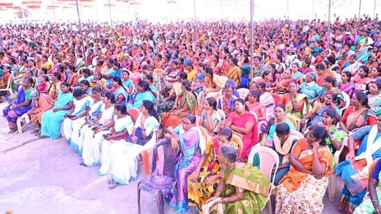 <p>శనివారం హైదరాబాద్ లో జరిగిన ఓ కార్యక్రమంలో మాట్లాడిన సీఎం రేవంత్ రెడ్డి “రాష్ట్రంలో మహిళలను ప్రోత్సహించాలి. వారిని ఆర్థికంగా నిలబెట్టాలి. ఆర్థిక క్రమ శిక్షణతో ముందుకు వెళుతున్నారు. గడిచిన ఎన్నో ఏళ్లుగా నిర్లక్ష్యానికి గురైన స్వయం సహాయక సంఘాలను ఆర్థికంగా నిలబెట్టాలన్న లక్ష్యంతో ప్రభుత్వం రాష్ట్రంలో కోటి మంది మహిళలను కోటీశ్వరులను చేయాలని సంకల్పించింది" అని చెప్పారు.</p>