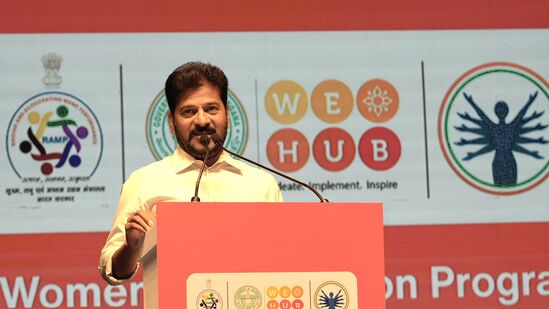 మహిళా సంఘాల సభ్యులకు యూనిక్ నెంబర్ లేదా క్యూఆర్ కోడ్ కలిగిన ఒక గుర్తింపు కార్డు జారీ చేసే విధానం అమలులోకి తేవాలని ముఖ్యమంత్రి రేవంత్ రెడ్డి అధికారులను ఆదేశించారు. ఆరోగ్య, ఆర్థిక పరమైన వివరాలతో కూడిన డేటా బేస్ తయారు చేసి అందరికీ ఆరోగ్య పరీక్షలు చేయించాలని చెప్పారు.