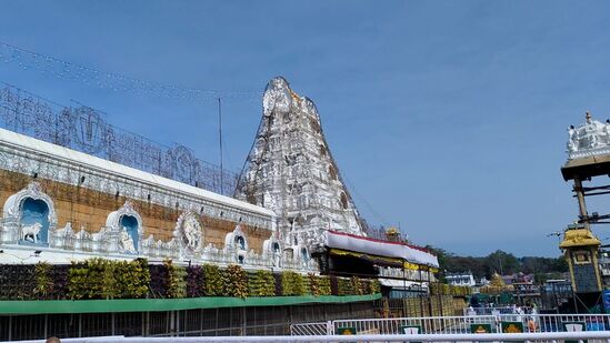 వృద్ధులు, దివ్యాంగుల దర్శన కోటావ‌యోవృద్ధులు, దివ్యాంగులు, దీర్ఘకాలిక వ్యాధులున్నవారు తిరుమల శ్రీ‌వారిని ద‌ర్శించుకునేందుకు వీలుగా ఆగ‌స్టు నెల ఉచిత‌ ప్రత్యేక ద‌ర్శనం టోకెన్ల కోటాను మే 23న మధ్యాహ్నం 3 గంట‌ల‌కు టీటీడీ ఆన్‌లైన్‌లో విడుద‌ల చేయ‌నుంది. 24న ప్రత్యేక ప్రవేశ దర్శన టికెట్ల కోటా  ఆగ‌స్టు నెల‌కు సంబంధించిన ప్రత్యేక ప్రవేశ దర్శన టికెట్ల కోటాను మే 24న ఉదయం 10 గంటలకు టీటీడీ ఆన్‌లైన్‌లో విడుదల చేయ‌నుంది. 
