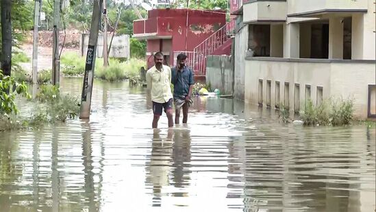 కోరమంగళ వంటి ఎత్తైన ప్రాంతాలతో పాటు అనేక చోట్ల భారీ వర్షాలకు వీధుల్లోకి వర్షపునీరు చేరింది. ప్రజలు వాటిని భరించలేక ఇబ్బంది పడుతున్నారు.