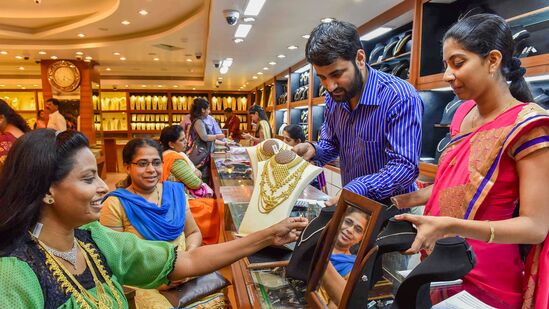 ఇక విశాఖపట్నంలో 10గ్రాముల 22 క్యారెట్ల గోల్డ్​ ధర రూ. 87,227గాను, 24 క్యారెట్ల పసిడి ధర రూ. 95,157గాను ఉంది. 100 గ్రాముల సిల్వర్​ రేటు రూ. 10,960 ఉంది.