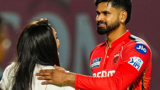 <p>ఐపీఎల్ హిస్టరీలో కెప్టెన్ గా శ్రేయస్ అయ్యర్ పేరు బలంగా వినిపించే అవకాశముంది. పంజాబ్ కింగ్స్ అంటే ప్లేఆఫ్స్ చేరదనే అభిప్రాయాన్ని చెరిపేశాడు శ్రేయస్. ఆ టీమ్ రాత మార్చాడు. </p>