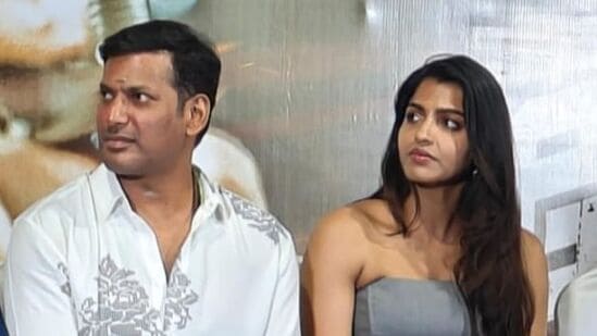 తమిళ హీరో విశాల్ పెళ్లికి రెడీ అయ్యారు. ఇటీవల జరిగిన ఓ మీడియా సమావేశంలో ఆయన ఈ విషయాన్ని చెప్పారు. అమ్మాయి కూడా దొరికిందని 47 ఏళ్ల విశాల్ తెలిపారు. అయితే, ఆయన ఎవరిని పెళ్లి చేసుకోనున్నారో సమాచారం చక్కర్లు కొడుతోంది.