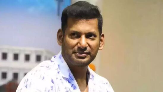 విశాల్, సాయి ధన్సిక కొన్ని నెలల క్రితమే పరిచమయ్యారని సమాచారం. పరస్పరం ఇష్టపడ్డారట. కాగా, విశాల్.. గతంలో వరలక్ష్మి శరత్ కుమార్‌తో ప్రేమలో ఉన్నారనే టాక్ చాలా కాలం నడిచింది. ఆనిషా అల్లతో విశాల్‍కు జరిగిన ఎంగేజ్‍మెంట్ రద్దయింది. 