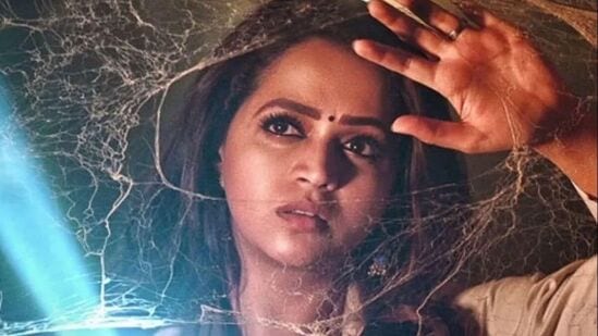 మలయాళ హారర్ థ్రిల్లర్ 'హంట్' మే 23న మనోరమ మ్యాక్స్‌లో ప్రసారం కానుంది. తప్పిపోయిన అనస్థీషియా విద్యార్థి మిస్టరీని ఛేదించే ఫోరెన్సిక్ పోస్ట్ గ్రాడ్యుయేట్ డాక్టర్ పాత్రలో నటి భావన నటించారు. ఈ మూవీ ఓటీటీలో తెలుగులో కూడా స్ట్రీమింగ్ కానుంది.