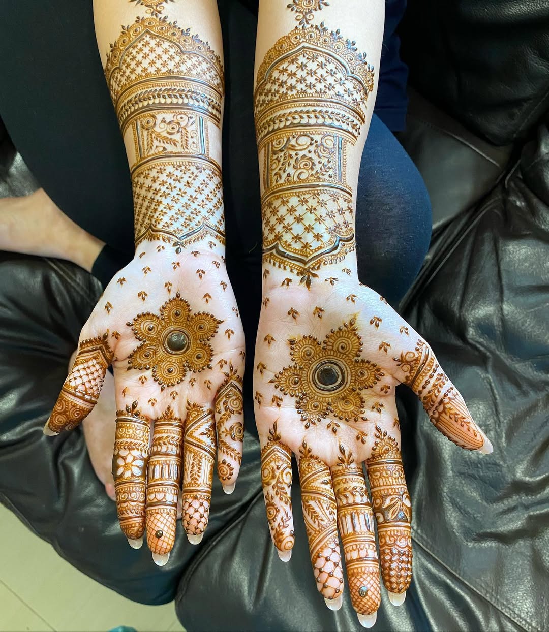 అరచేతిలో పువ్వుతో ఉండే ఈ డిజైన్ చూడటానికి చాలా అందంగా ఉంటుంది. ఇందులో మధ్యలో ఒక పువ్వును తయారుచేసి మిగిలిన వేళ్లు, మణికట్టుపై మందపాటి గోరింటాకును అప్లై చేయాలి.