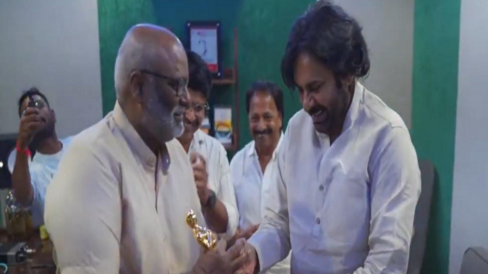 కీరవాణి స్టూడియోలో 'వీరమల్లు'- పవన్ చేతుల్లో ఆస్కార్ అవార్డు, స్వరవాణికి సన్మానం