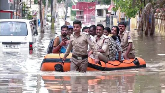 భారీ వర్షాల కారణంగా నీట మునిగిన ప్రాంతాల్లో అధికారులు ఇలా సహాయక చర్యలు చేపట్టారు.