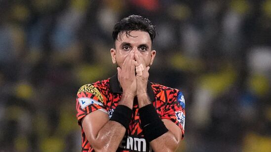 ఐపీఎల్ చరిత్రలో రెండు సార్లు పర్పుల్ క్యాప్ విజేతగా నిలిచిన హర్షల్ పటేల్ ఇప్పుడు అత్యంత వేగంగా 150 వికెట్లు తీసిన ఘనతను సొంతం చేసుకున్నాడు. అతడు 2381 బంతుల్లో 150 వికెట్లు పడగొట్టాడు. ఇంతకుముందు ఈ రికార్డు శ్రీలంకకు చెందిన లసిత్ మలింగ పేరిట ఉండేది. ఐపీఎల్లో 2444 బంతులు విసిరి 150 వికెట్లు పడగొట్టాడు.