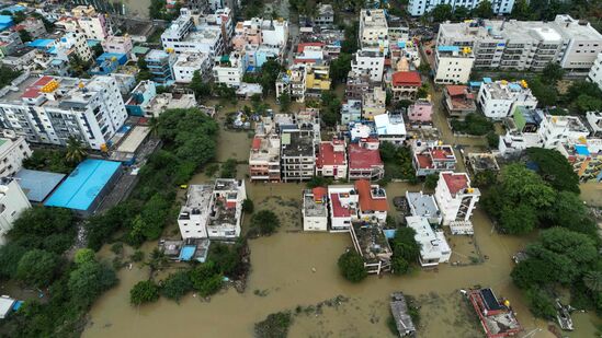 బెంగళూరులోని ఓ ప్రాంతంలో సోమవారం తీసిన ఏరియల్​ ఫొటో ఇది. బెంగళూరు వీధులు వెన్నిస్​ని తలపిస్తున్నాయని ప్రజలు సెటైర్లు వేస్తున్నారు.