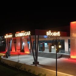 <p>అమృత్ భారత్ స్టేషన్ స్కీమ్” లో భాగంగా రైల్వే శాఖ పలు రైల్వే స్టేషన్లను ఆధునీకరిస్తోంది.  ఇందులో భాగంగా కరీంనగర్ రైల్వే స్టేషన్ రూపురేఖలు పూర్తిగా మారిపోయాయి. అదిరిపోయే స్థాయిలో ఆధునీకరించారు. ఇందుకు సంబంధించిన వివరాలను రైల్వే అధికారులు వెల్లడించారు.<br> </p>