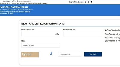 <p> రైతులకు పంట పెట్టుబడి సాయం కింద ప్రభుత్వం ఈ డబ్బులు అందిస్తుంది. నేరుగా లబ్ధిదారుల ఖాతాల్లో డీబీటీ విధానంలో డబ్బులు జమ అవుతాయి. ఇప్పటి వరకు 19 విడతల్లో పీఎం కిసాన్ డబ్బులు రైతుల ఖాతాల్లో వేశారు. అయితే 20వ విడత నిధులను కూడా విడుదల చేసేందుకు కేంద్ర ప్రభుత్వం సన్నాహాలు చేస్తోంది. </p> <p> రైతులకు పంట పెట్టుబడి సాయం కింద ప్రభుత్వం ఈ డబ్బులు అందిస్తుంది. నేరుగా లబ్ధిదారుల ఖాతాల్లో డీబీటీ విధానంలో డబ్బులు జమ అవుతాయి. ఇప్పటి వరకు 19 విడతల్లో పీఎం కిసాన్ డబ్బులు రైతుల ఖాతాల్లో వేశారు. అయితే 20వ విడత నిధులను కూడా విడుదల చేసేందుకు కేంద్ర ప్రభుత్వం సన్నాహాలు చేస్తోంది. </p>