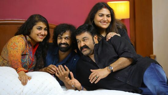 మే 21న మలయాళ సూపర్ స్టార్ మోహన్ లాల్ 65వ వసంతంలోకి అడుగుపెడుతున్న సందర్భంగా అభిమానులు, స్నేహితుల నుంచి శుభాకాంక్షలు వెల్లువెత్తుతున్నాయి.