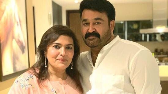 మోహన్ లాల్ కంటే సుచిత్ర హైట్ ఎక్కువగా ఉంటుంది. కాబట్టి, భార్యకంటే హైట్ ఎక్కువ కనిపించేందుకు మోహన్ లాల్ హీల్స్ వాడతనని ఎన్నోసార్లు చెప్పారు. ఇప్పుడు 37 ఏళ్ల తర్వాత కూడా మోహన్ లాల్ అలాగే వేసుకున్నట్లు తమ ప్రేమ వార్షికోత్సవాల్లో బహిరంగంగా చెబుతూ ఒకరిపై మరొకరికి ఉన్న ప్రేమను చాటుకుంటున్నారు. 