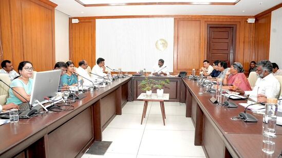 ఇక దరఖాస్తుదారుల్లో అనర్హులను పక్కనపెట్టేందుకు సాంకేతిక పరిజ్ఞానాన్ని కూడా అధికారులు వినియోగిస్తున్నారు. సంక్షేమ కార్పొరేషన్ల వద్ద ఉన్న డేటాబేస్‌తో దరఖాస్తులను పరిశీలిస్తున్నారు. గత ఐదేళ్లలో కార్పొరేషన్ కింద ఏమైనా రుణాలు, స్కీమ్ లు పొందరా..? వంటి అంశాలపై ఆరా తీస్తున్నారు. నిజానికి ఏదైనా సంక్షేమ కార్పొరేషన్‌ పరిధిలో లబ్ధి పొందినవారు ఐదేళ్ల పాటు మరోసారి రుణం పొందేందుకు అనర్హులవుతారు. కాబట్టి ఇలాంటి వారి విషయంలో ముఖ్యమైన జాగ్రత్తలను తీసుకుంటున్నారు. 