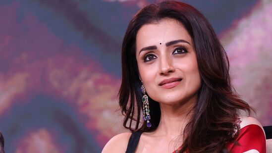 చెన్నై ఈవెంట్‌లో కూర్చుని త్రిష ఇలా అందంగా కనిపించింది. స్టేజీ మీద వయ్యారంగా కూర్చుని చూస్తు అభిమానులకు గ్లామర్ ట్రీట్ ఇచ్చింది.