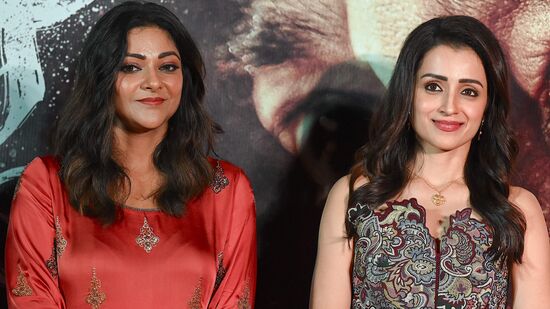 ముంబైలో జరిగిన థగ్ లైఫ్ ఈవెంట్‌లో మరొక హీరోయిన్ అభిరామితో త్రిష ఇలా కనిపించింది. త్రిష, అభిరామి ఇద్దరు తమ బ్యూటీతో అట్రాక్ట్ చేశారు.