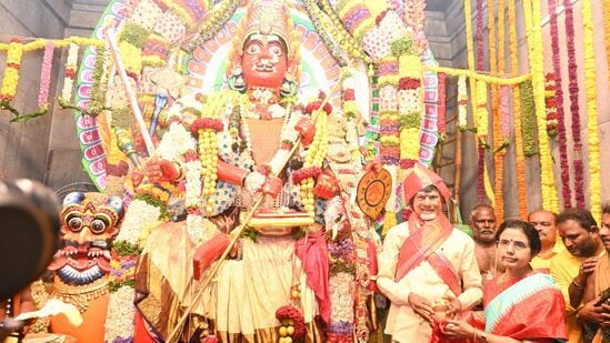 <p>ప్రసన్న తిరుపతి గంగమ్మ అమ్మవారి విశ్వరూప దర్శనం కోసం భక్తులు భారీగా తరలివచ్చారు. ఏడాదికి ఒకసారి మాత్రమే ఈ దర్శనం ఉంటుంది.</p>