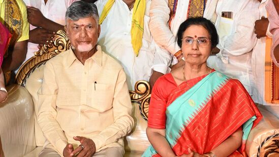 గంగమ్మ ఆలయం వద్ద వేద పండితులు సీఎం దంపతులకు పూర్ణకుంభంతో స్వాగతం పలికారు. 