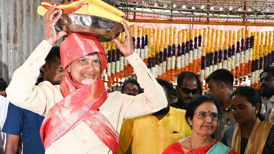 కుప్పంలో ప్రసన్న తిరుపతి గంగమ్మ జాతర సందర్భంగా అమ్మవారికి సీఎం చంద్రబాబు దంపతులు పట్టు వస్త్రాలు సమర్పించారు.  