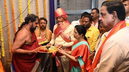ఏపీ సీఎం చంద్రబాబు దంపతులు కుప్పంలో ప్రసన్న తిరుపతి గంగమ్మ జాతర సందర్భంగా అమ్మవారికి సారె సమర్పించారు.  సీఎం దంపతులకు అర్చకులు ఘన స్వాగతం పలికారు. 