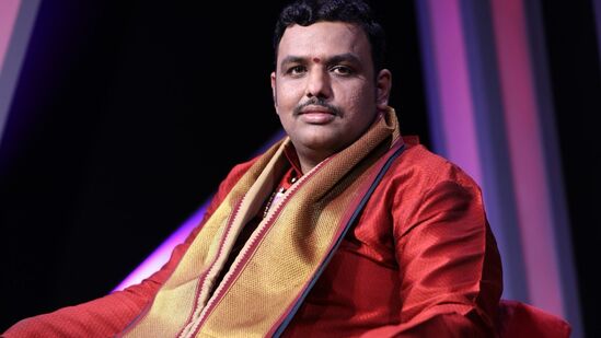 బ్రహ్మశ్రీ చిలకమర్తి ప్రభాకర చక్రవర్తి శర్మ, మొబైల్‌ : 9494981000