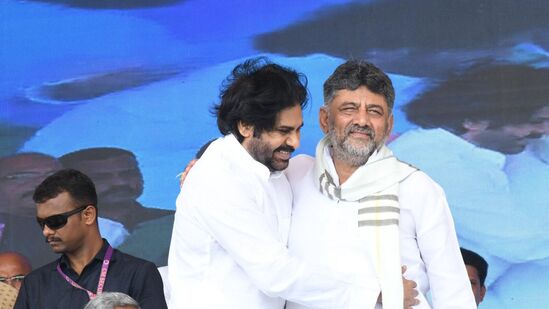 కర్ణాటక డిప్యూటీ సీఎం డీకే శివకుమార్ తో పవన్ కల్యాణ్ 