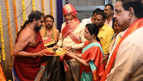 కుప్పంలో జరిగిన గంగమాంబ జాతరలో అమ్మవారికి ముఖ్యమంత్రి చంద్రబాబు దంపతులు పట్టు వస్త్రాలు సమర్పించి ప్రత్యేక పూజలు నిర్వహించారు. 